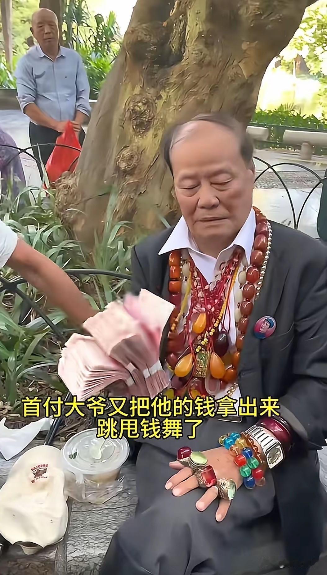 长江后浪推前浪！
柳州鱼峰山拿钱选舞伴老大爷终究还是输给了透明背包背钱吃螺蛳粉少