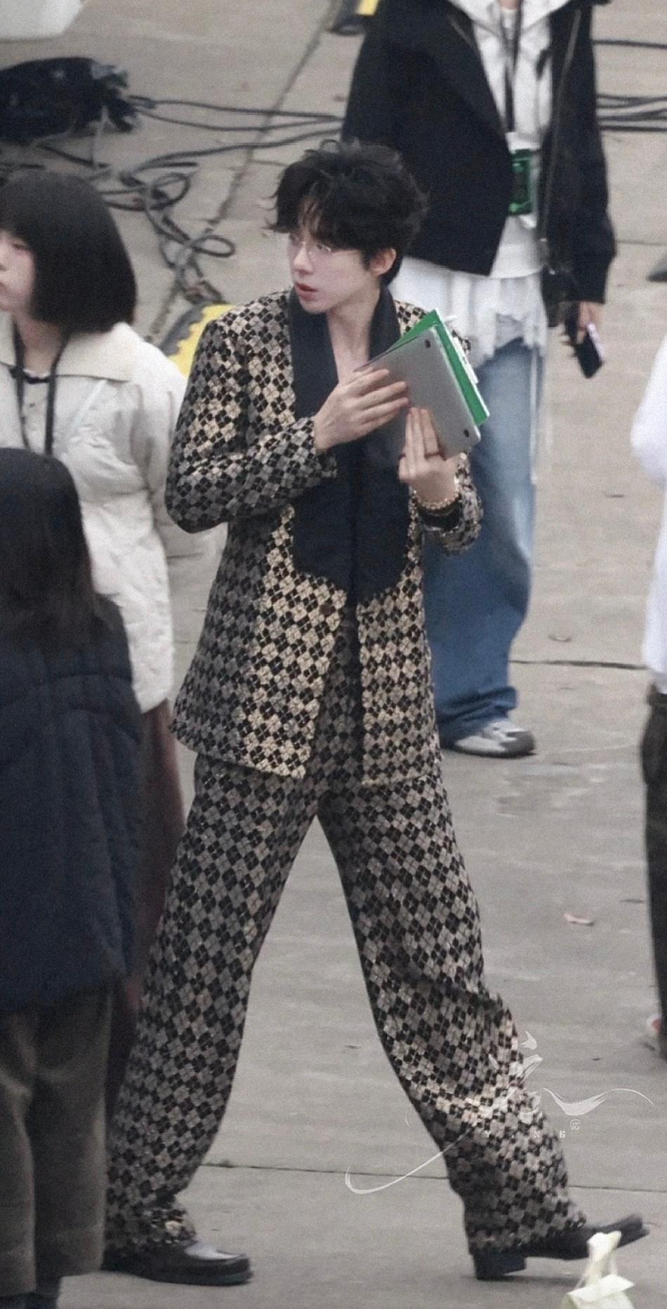 太贵气了我的哥～好喜欢这小卷毛妆造！
@摩登兄弟刘宇宁 ｜刘宇宁开推主心骨｜张凌