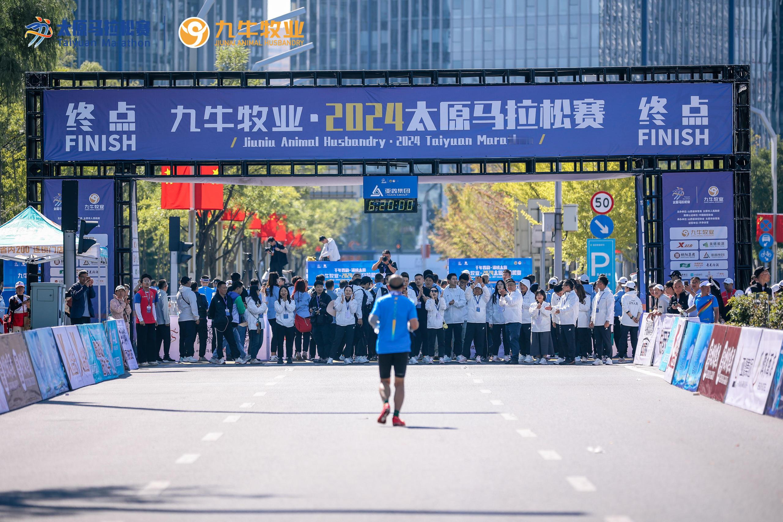 这么多人看着你冲线，你是什么心情？#精英跑者##跑步[超话]# ​​​