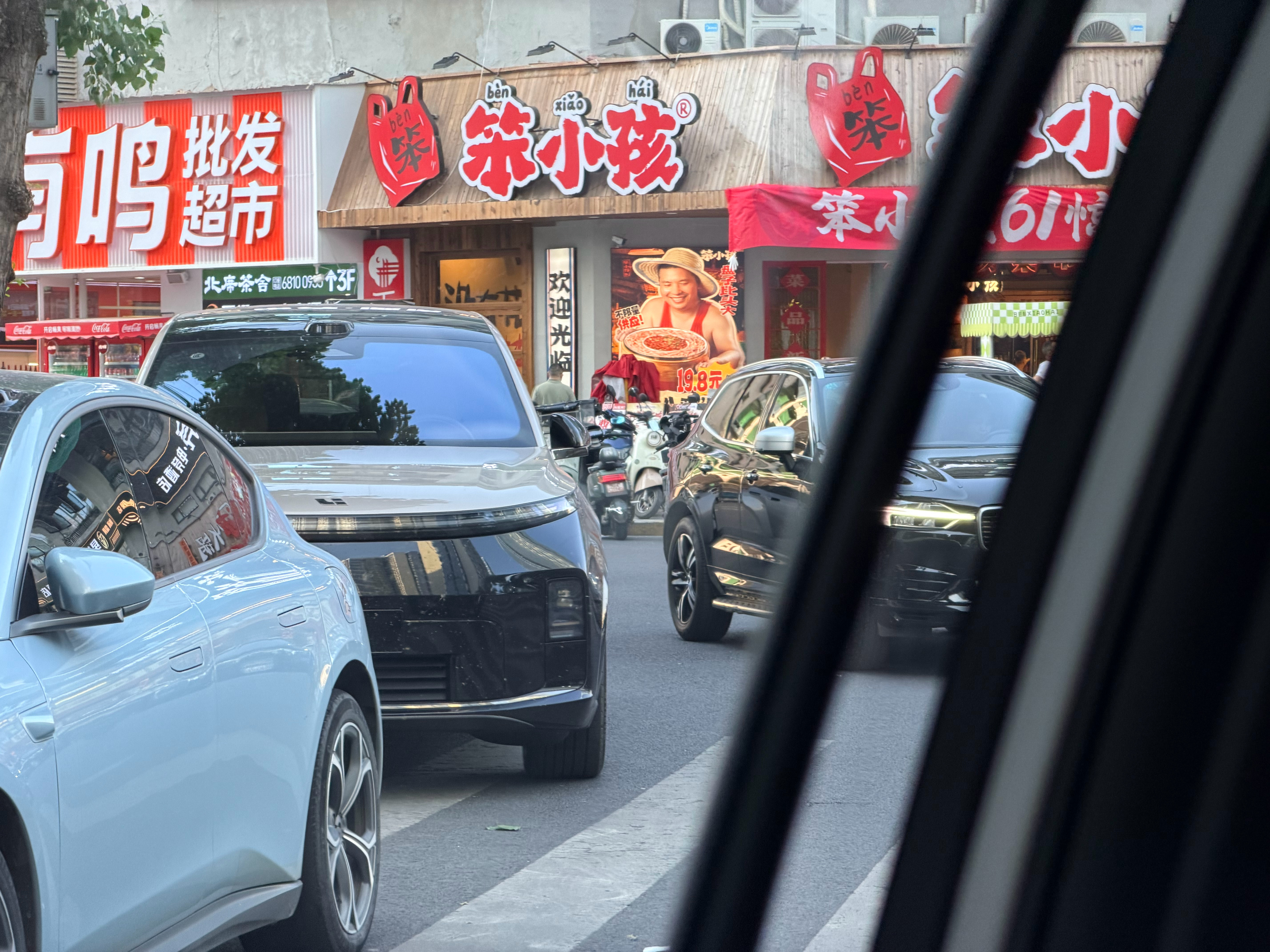 理想L9 Livis双色车身都有跑了。 