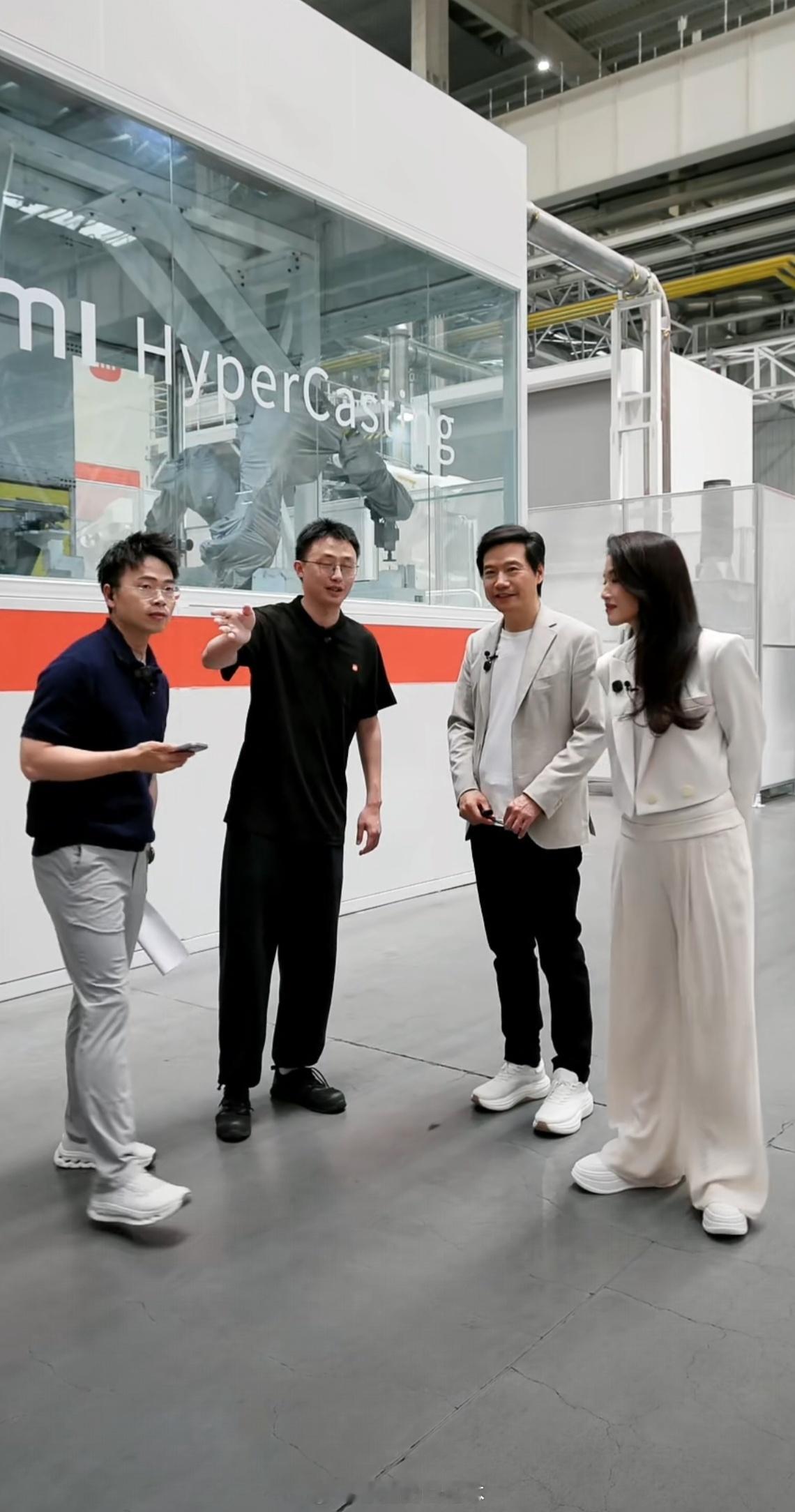 舒淇给小米YU7车主交付 今早雷总和舒淇一起给YU7 GT首批车主交车，还直播带