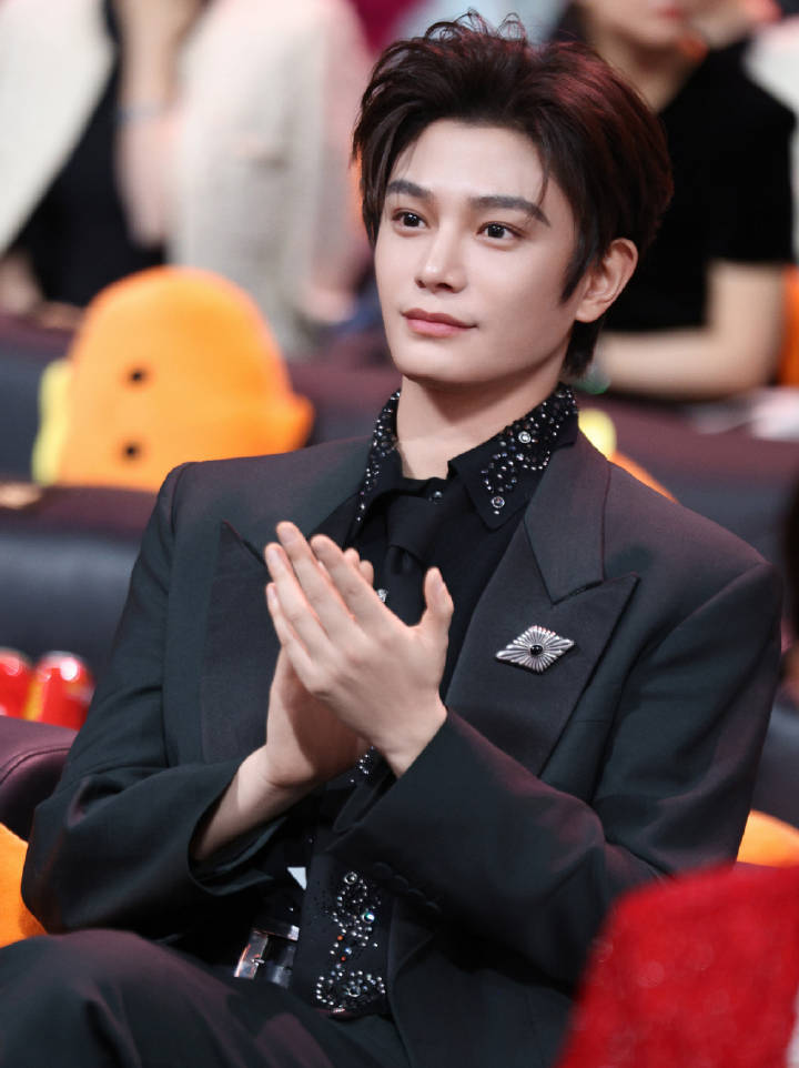 丁禹兮内娱真善美，微博之夜从头坐到尾 