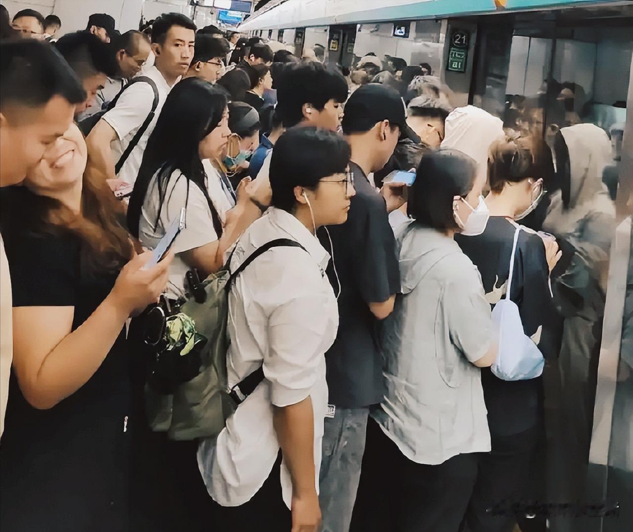 去年十二月的一天，
因为天空飘雪，
所以放弃了自驾，
选择绿色出行，
由于天气原