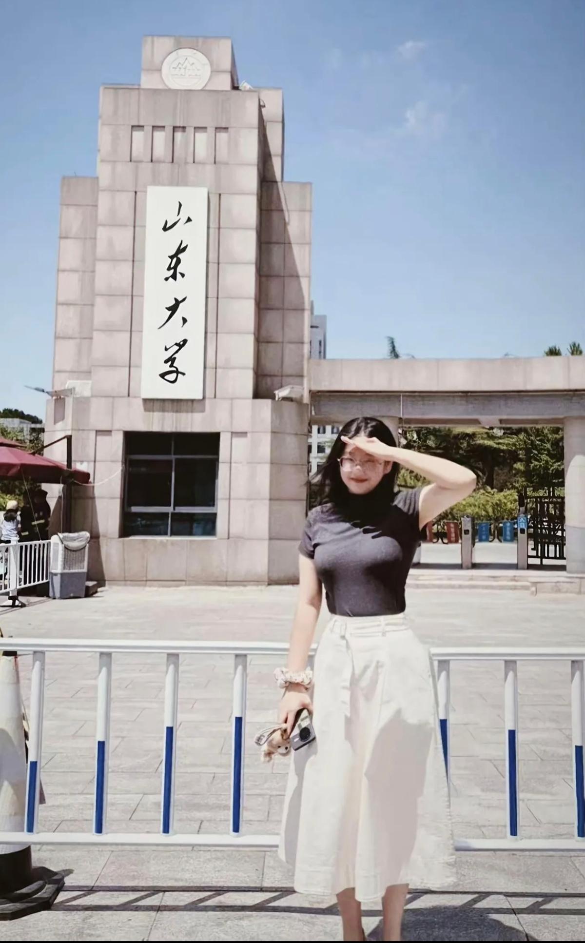 山东大学门口拍照留念