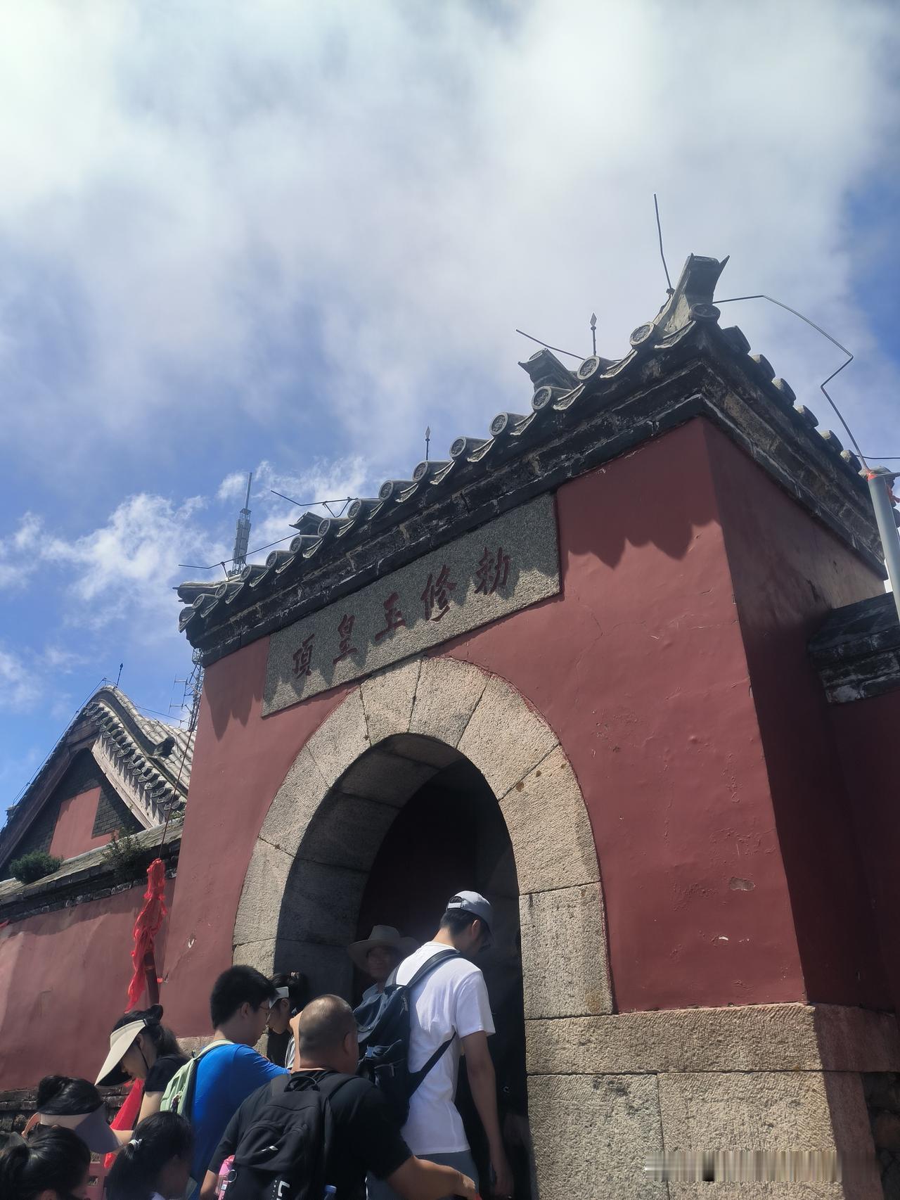 泰山很美，然而，美中不足的是，我居然在泰安违章了，驾照被扣6分。

我真的不知道