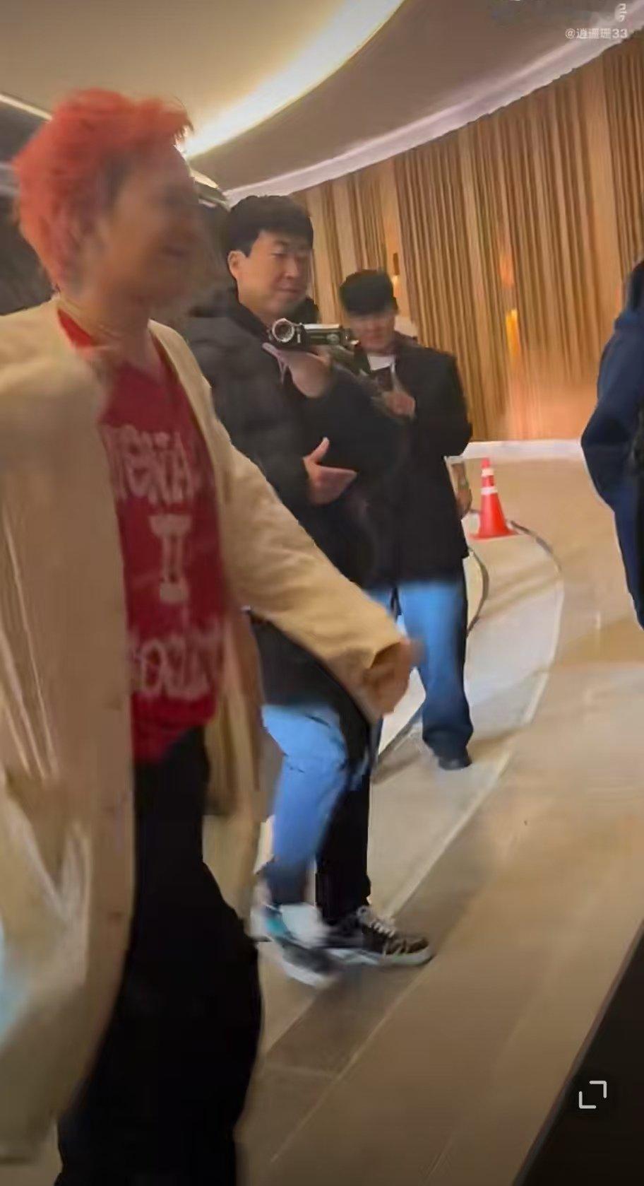 权志龙模仿粉丝  权志龙机场的这一幕太经典了！男粉们的
