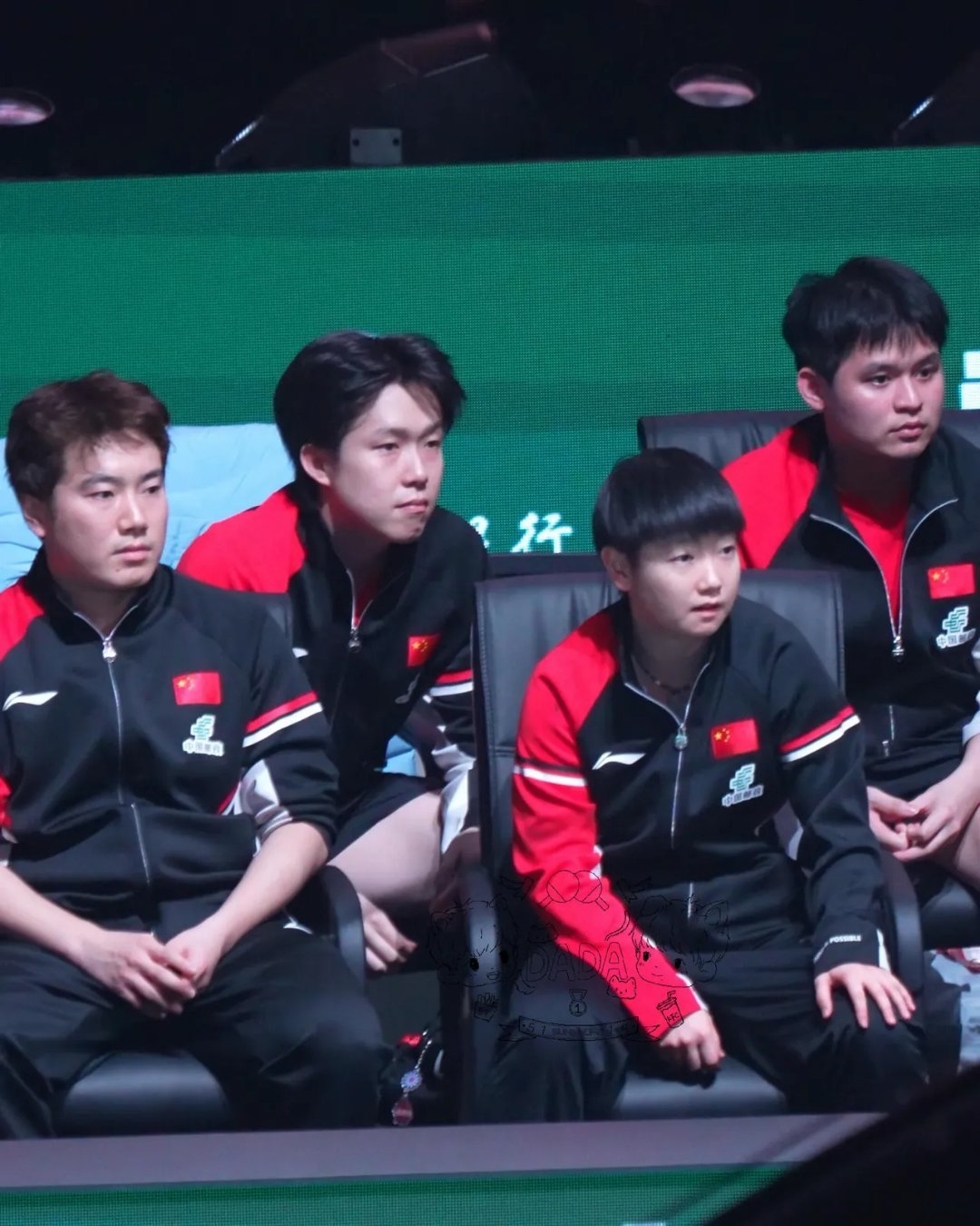 下班下班，开开心心下班了，孙颖莎早就按耐不住鼓掌，看着自己的队友赢了！真诚的祝贺