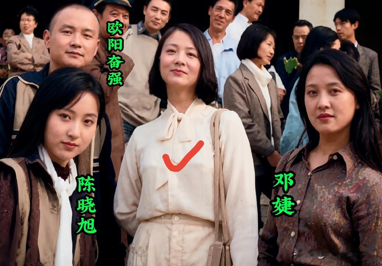 《红楼梦》扮演者欧阳奋强、陈晓旭、邓婕，在一起合影留念。
中间这位女士没认出来，