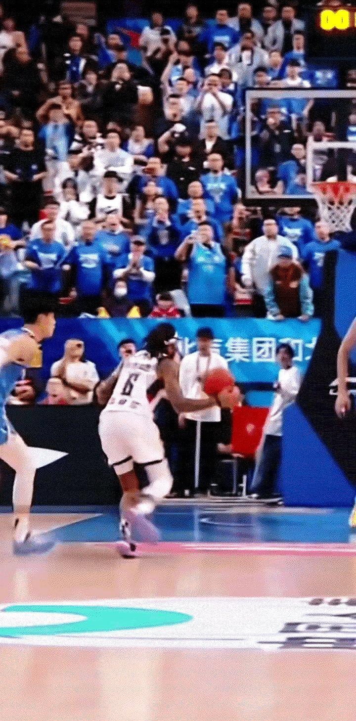 人家就隔扣了你一个，怎么就冲着脚去了？这动作也太损了。

北京对山东那场球，末节