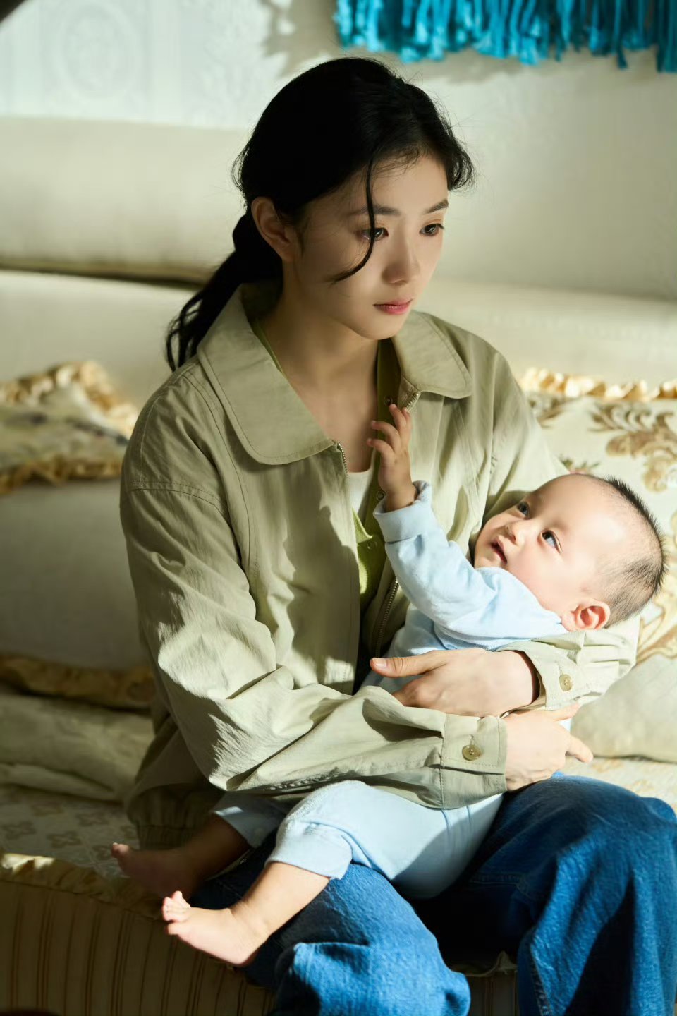 忆秦娥离婚忆秦娥与第一任丈夫刘红兵的婚姻，始于对方的热烈追求与世俗考量，婚后却因