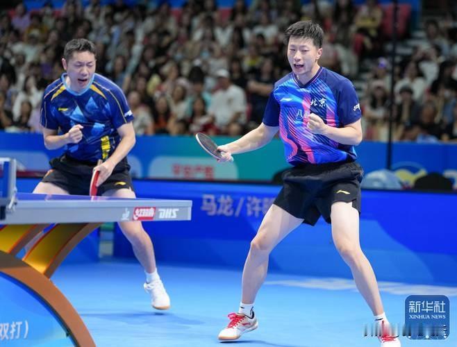 龙蟒组合宝刀未老晋级八强
7月17日乒乓球全国锦标赛激战正酣，球迷惊喜看到马龙与