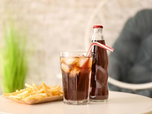 可乐再次被关注!医生发现:高尿酸者喝可乐，不用多久或有4变化
 
总有人觉得，高