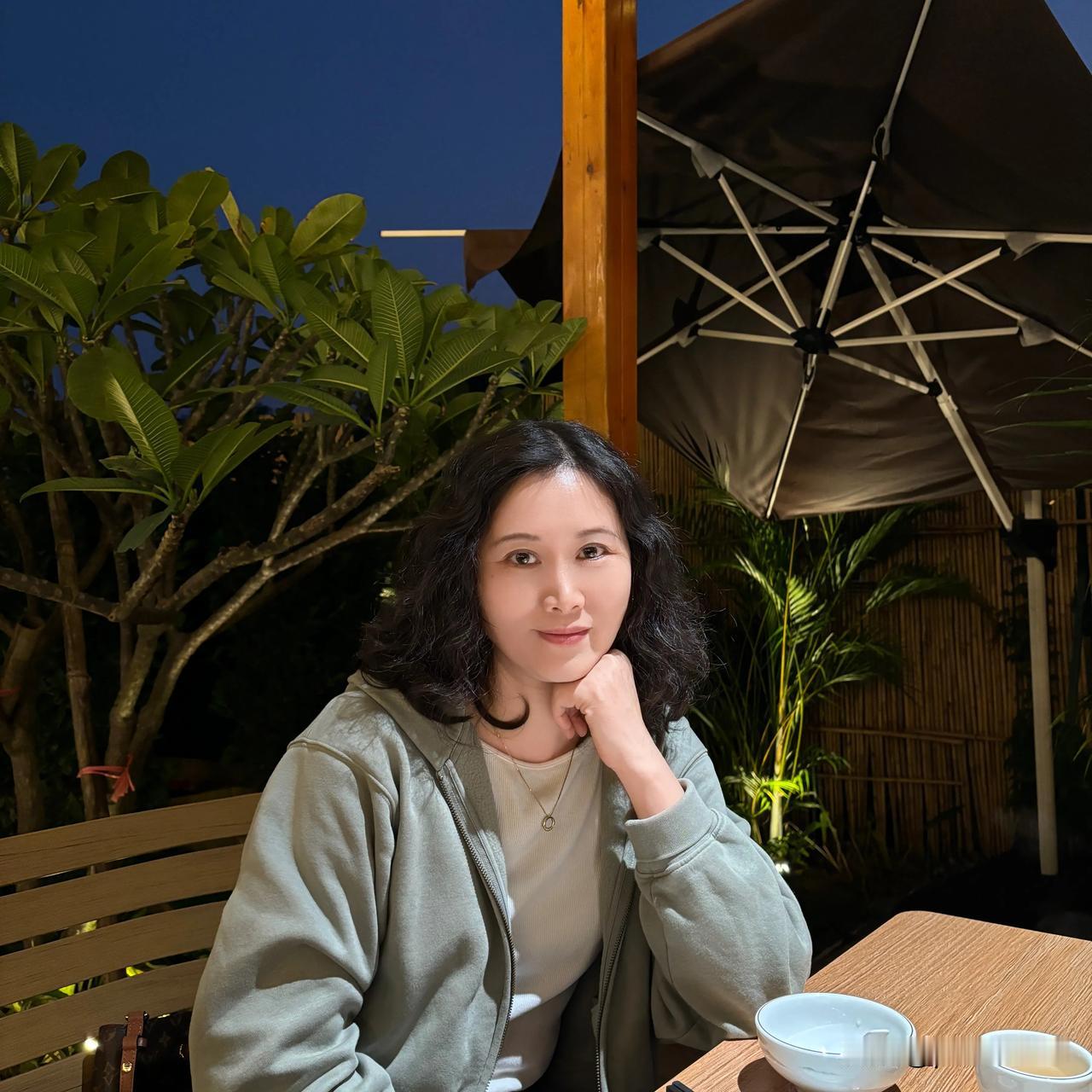 亲爱的人儿，
生活的美，不在外面，
它们，都在你的心里。