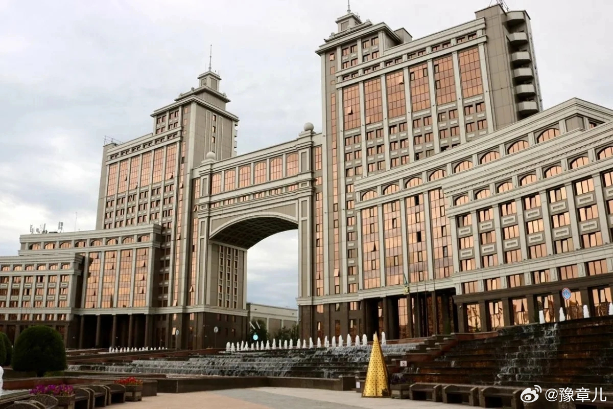 哈萨克斯坦正在与俄罗斯就在哈萨克斯坦炼油厂加工俄罗斯石油进行谈判。加工产品可以在