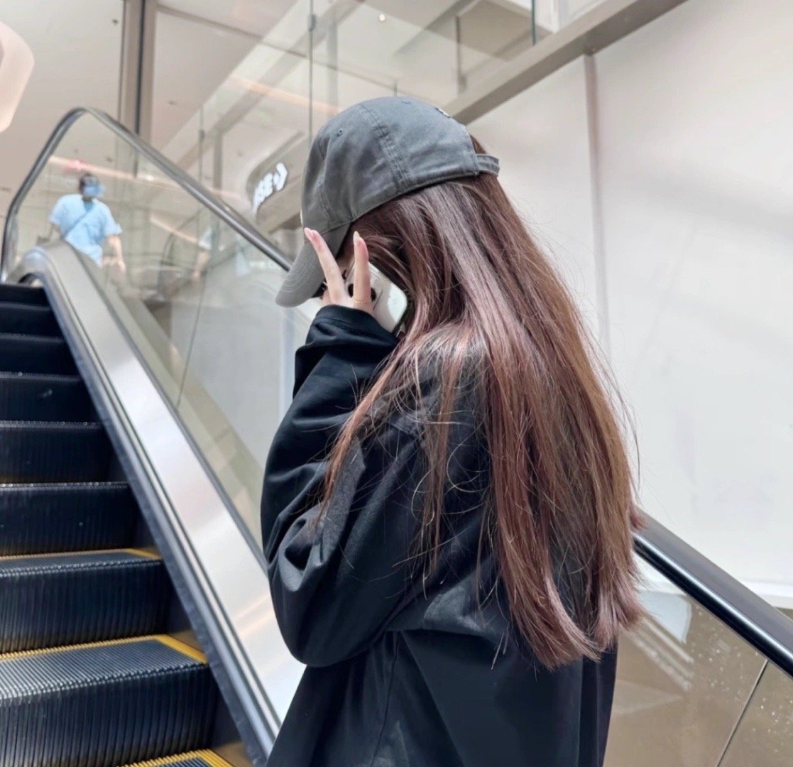 你可以抱着身体的人，却不能看他的手机。你躺在他怀里，却不会问他爱不爱你。 ​​​