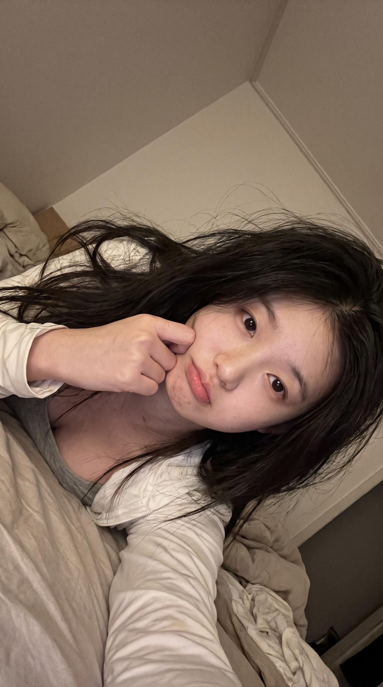 周末的下午，趴床上刷手机。刷着刷着突然觉得，好像已经很久没有认真做过什么了。
