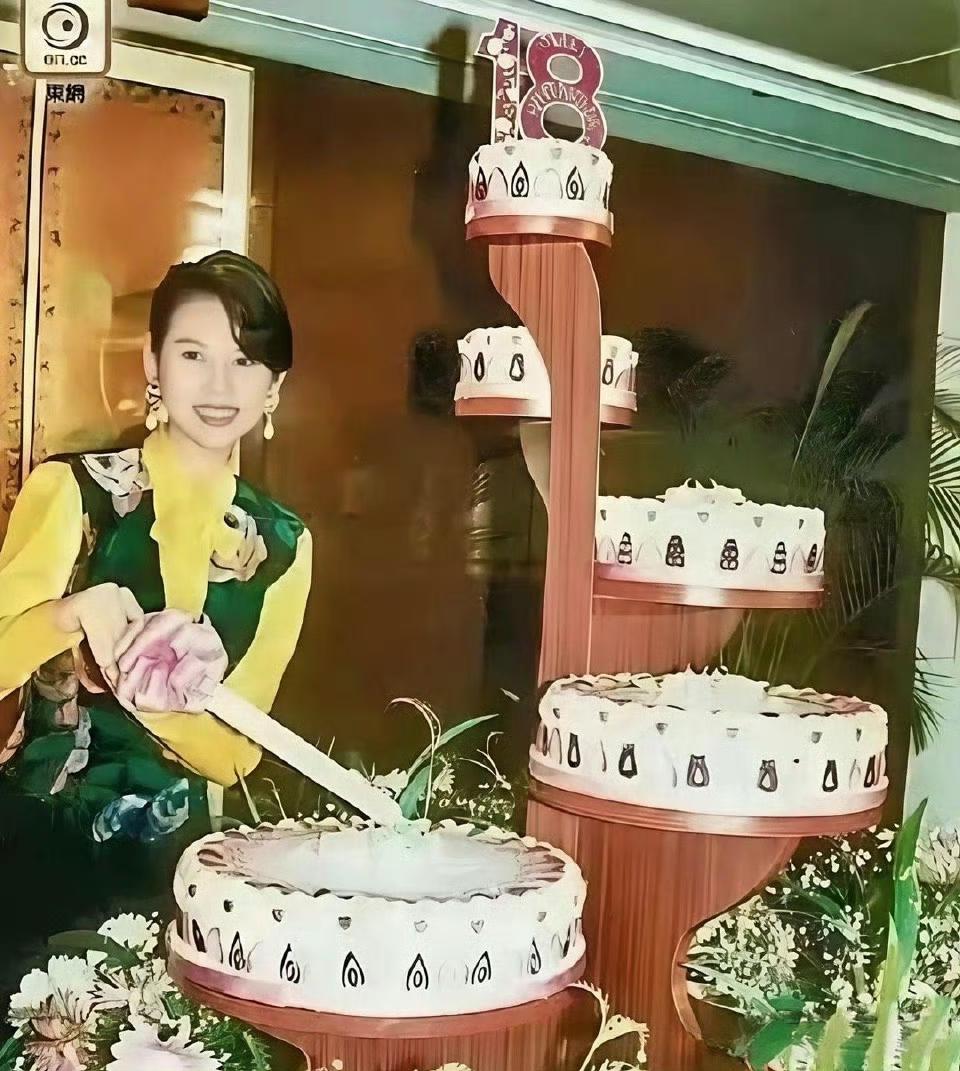 蔡少芬的18岁成人礼，竟然是刘銮雄给她办的。 ​