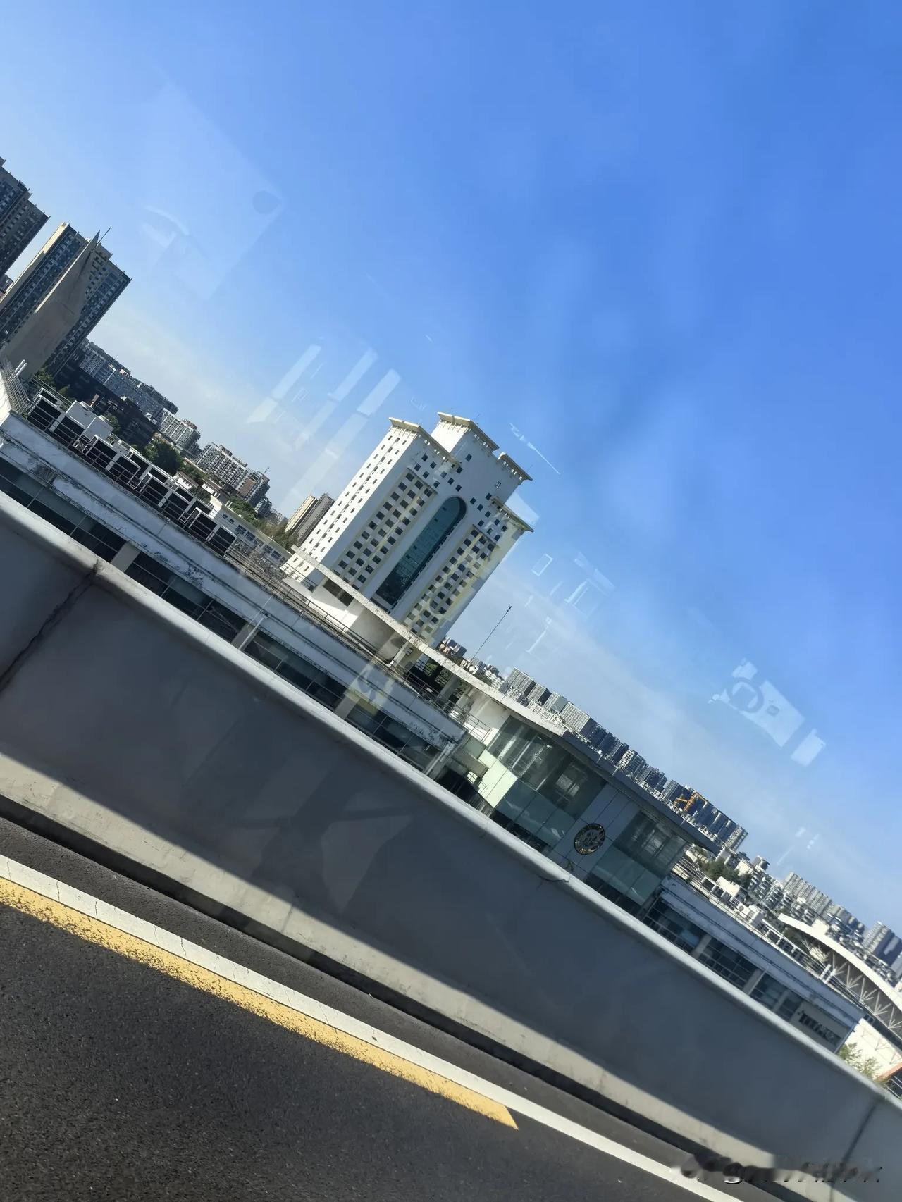 这个应该算得上是城西的地标性建筑了，位于二环路边，高架桥旁，周边很大一片都是低矮