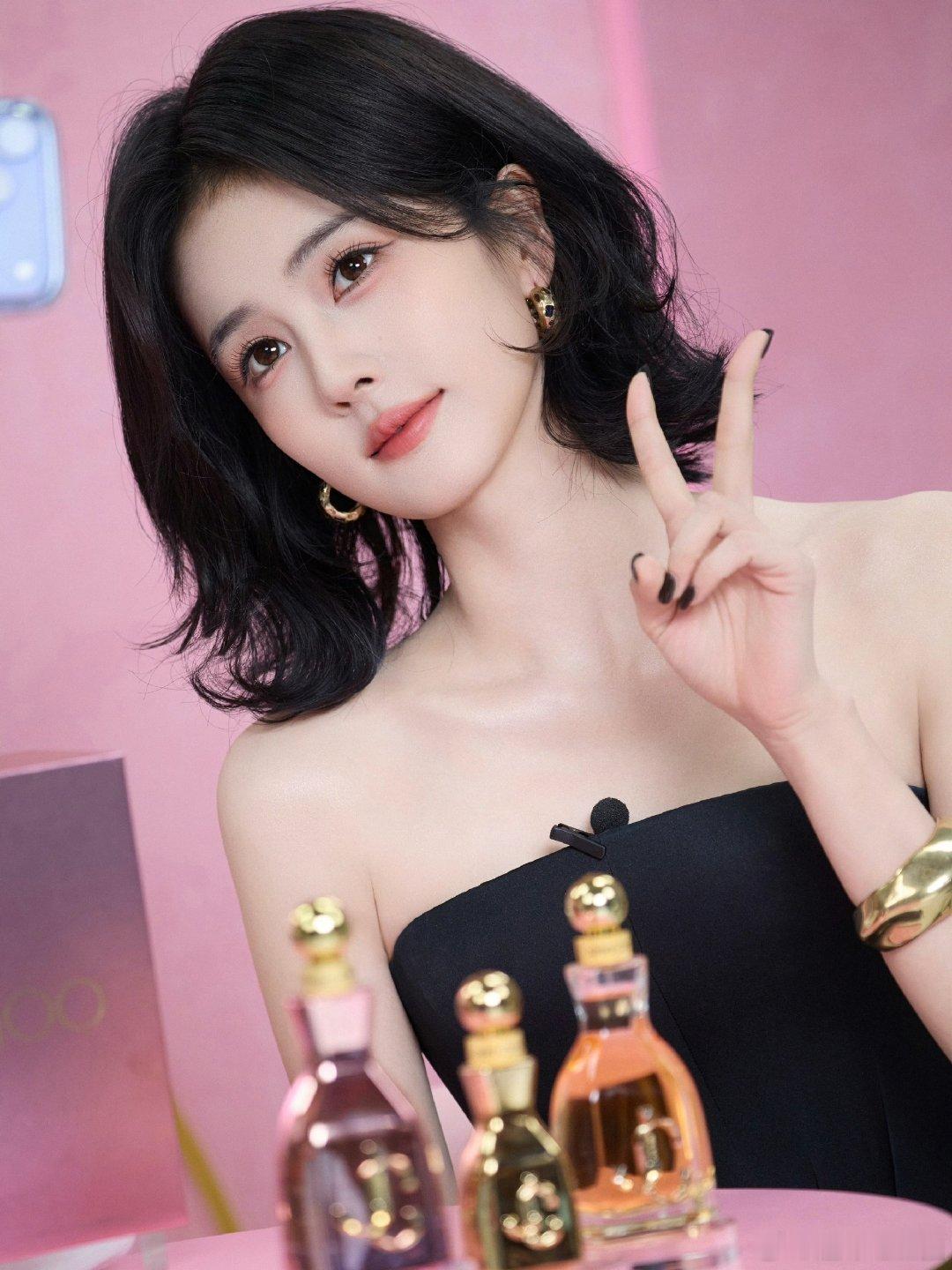 主持人调侃白鹿长成这样有什么烦恼主持人调侃白鹿长成这样有什么烦恼，她的回答很接地