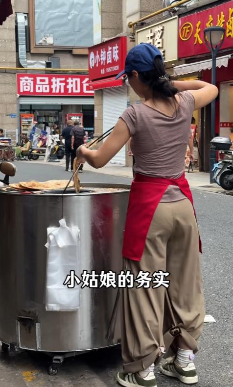 “这小姑娘彻底火了！”江苏无锡，18岁女大学生暑期到餐馆打工，说好一天干8小时，