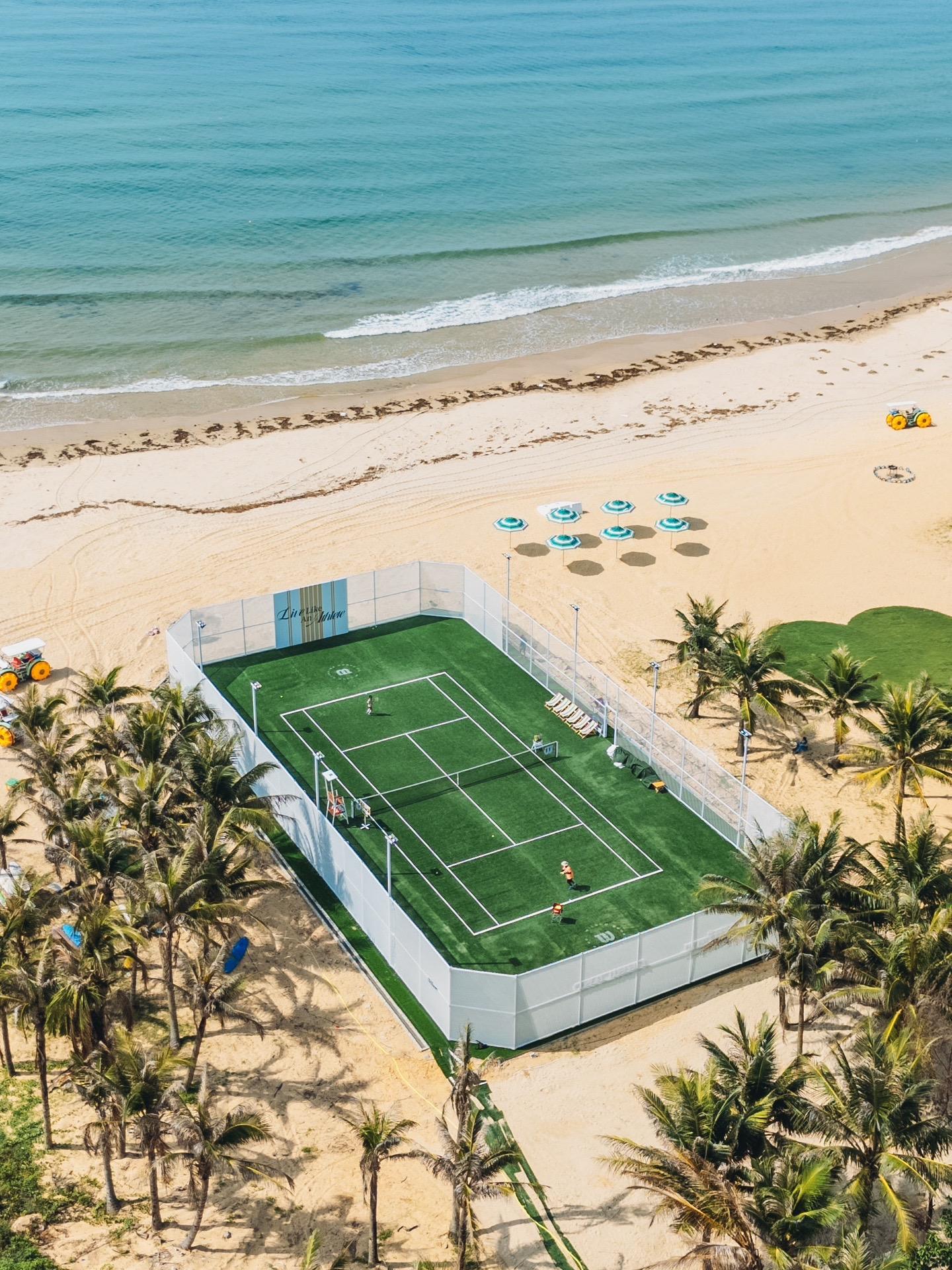 说这是中国最美网球场🎾没意见吧？沙滩上的网球场，国内也有了！
就在海南陵水📍ARRILAND威尔胜球场
蓝天白云，碧波荡漾，金色沙滩，绿色草地，复古配色，审美太在线了！
.
我们这次去三亚泰山也带了球拍，也正好遇上球场开业，虽说三亚的温度让人疯狂暴汗，体能拉爆。
👉但所有热爱网球的人，都想去这样的球场来一场畅快淋漓的比赛吧。
完了再来两颗椰汁，幸福就是那么简单。
next level！