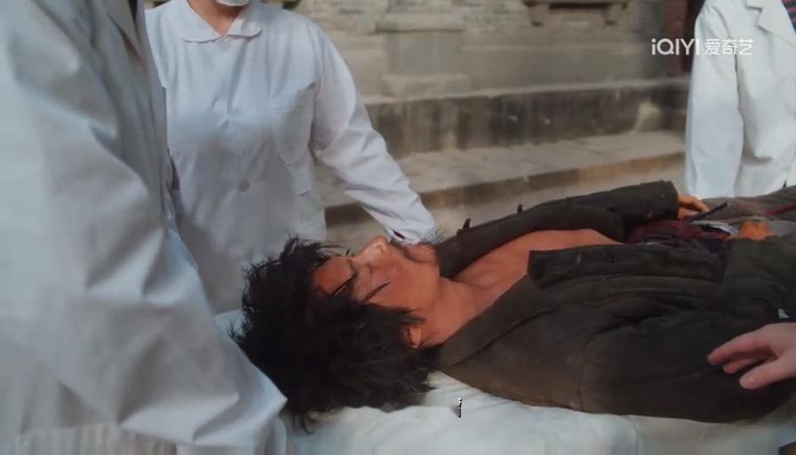 。梦梦观察自己的老爸挺仔细的，什么特别喜欢自己的工作服机器眼睛就冒光，所以这么说