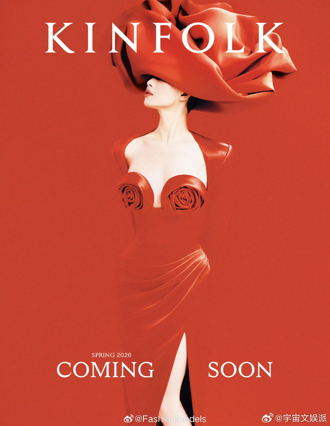 倪妮这个肌肉线条倪妮肌肉 利落盘发搭配黑金配饰，倪妮的背肌线条清晰又充满力量，在