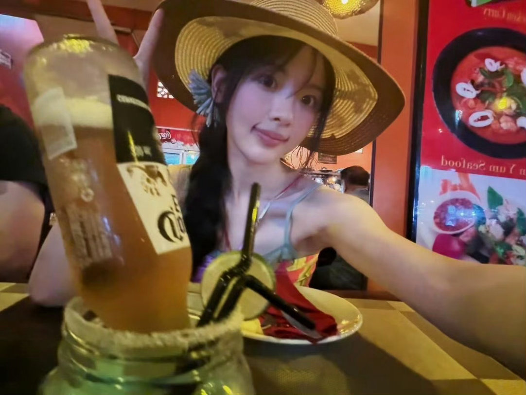 杨超越[超话]杨超越喜剧之王  杨超越逆天改命胜天半子，从（底层打工）到（参加选