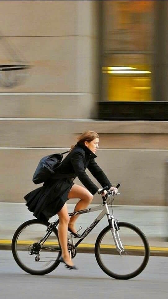 街头骑自行车的女生们🚲👧🏻 