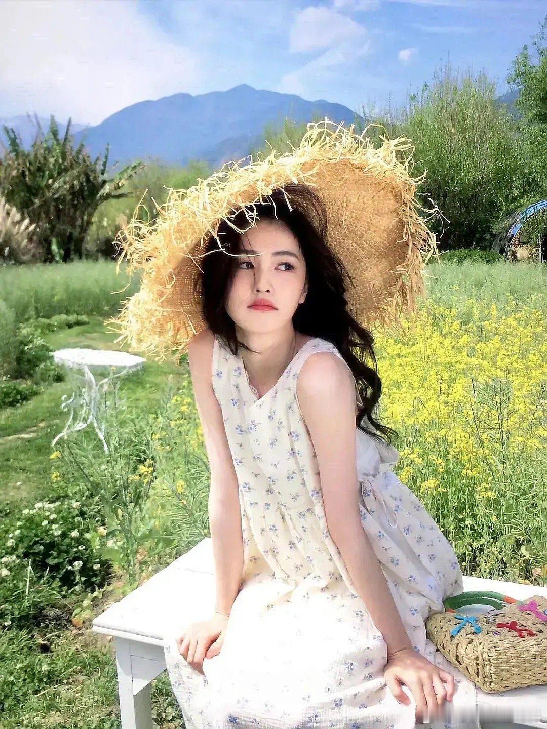 白鹿和杨超越又撞衫了，同款碎花裙，更喜欢谁穿出来的效果 ​​​