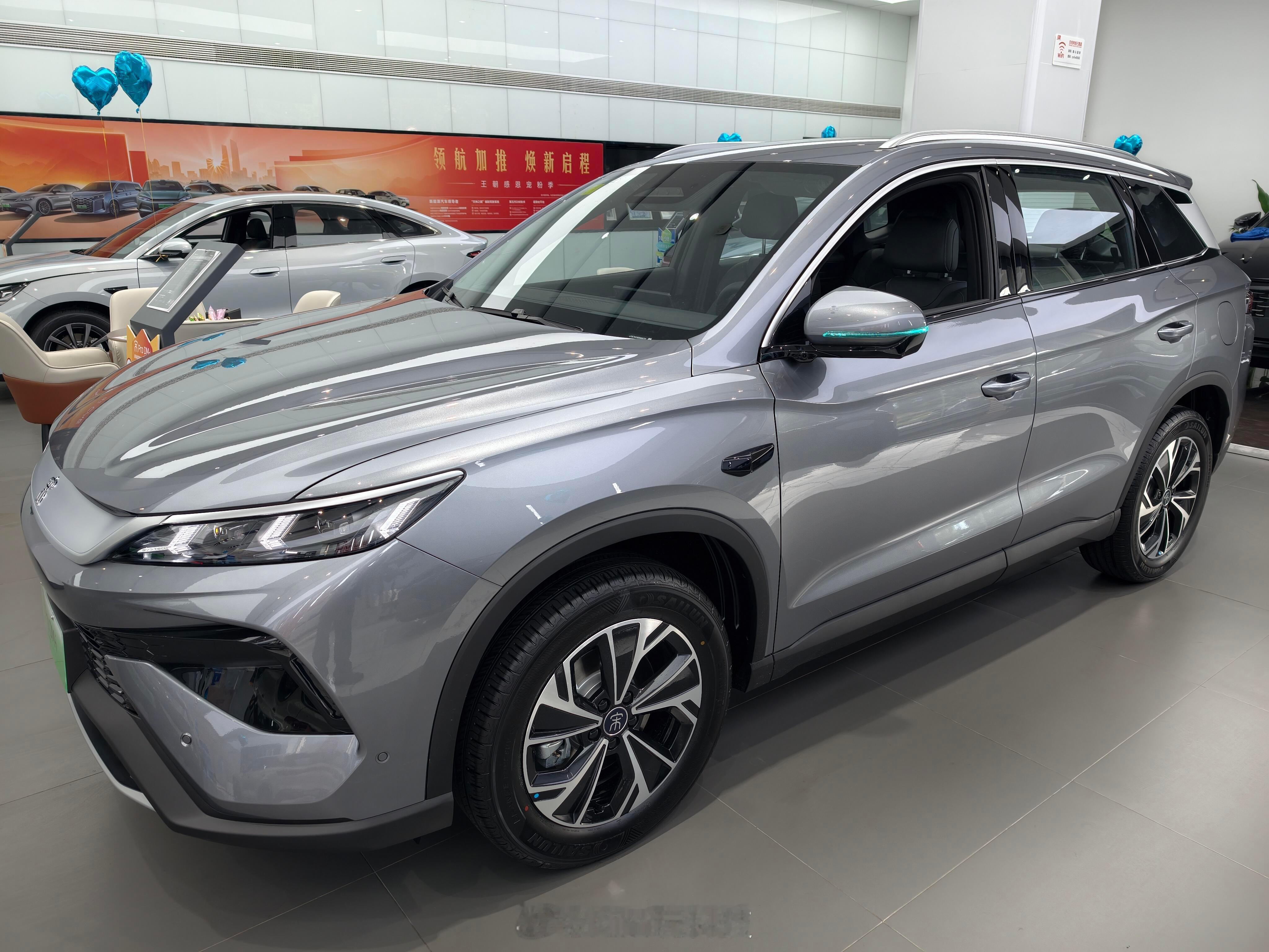 高配版有智能冷暖冰箱，夏天能冰饮料冬天能热牛奶，温度能从-6℃调到50℃，挺实用