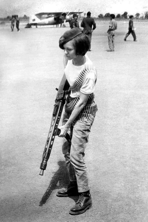 在1961-1974年的海外战争期间，葡萄牙士兵对MG42或MG42/59机枪的