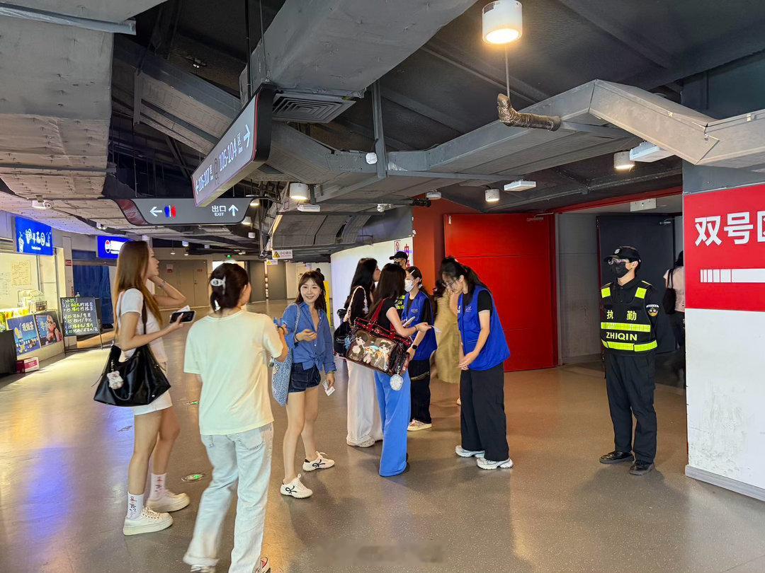 王安宇见面会全女安检人员 之前看别家见面会从来没想过安检还能分男女。王安宇想到了