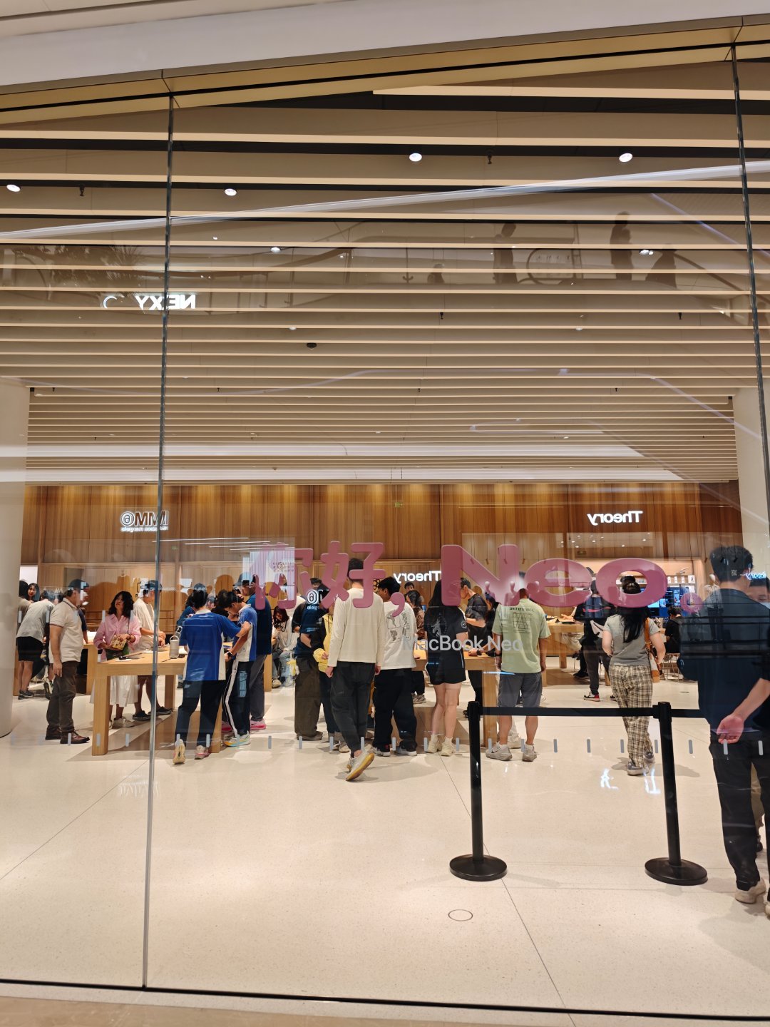 深圳宝安的苹果店，还是站满了人流...有啥现场把玩的... 深圳·深圳壹方城购物