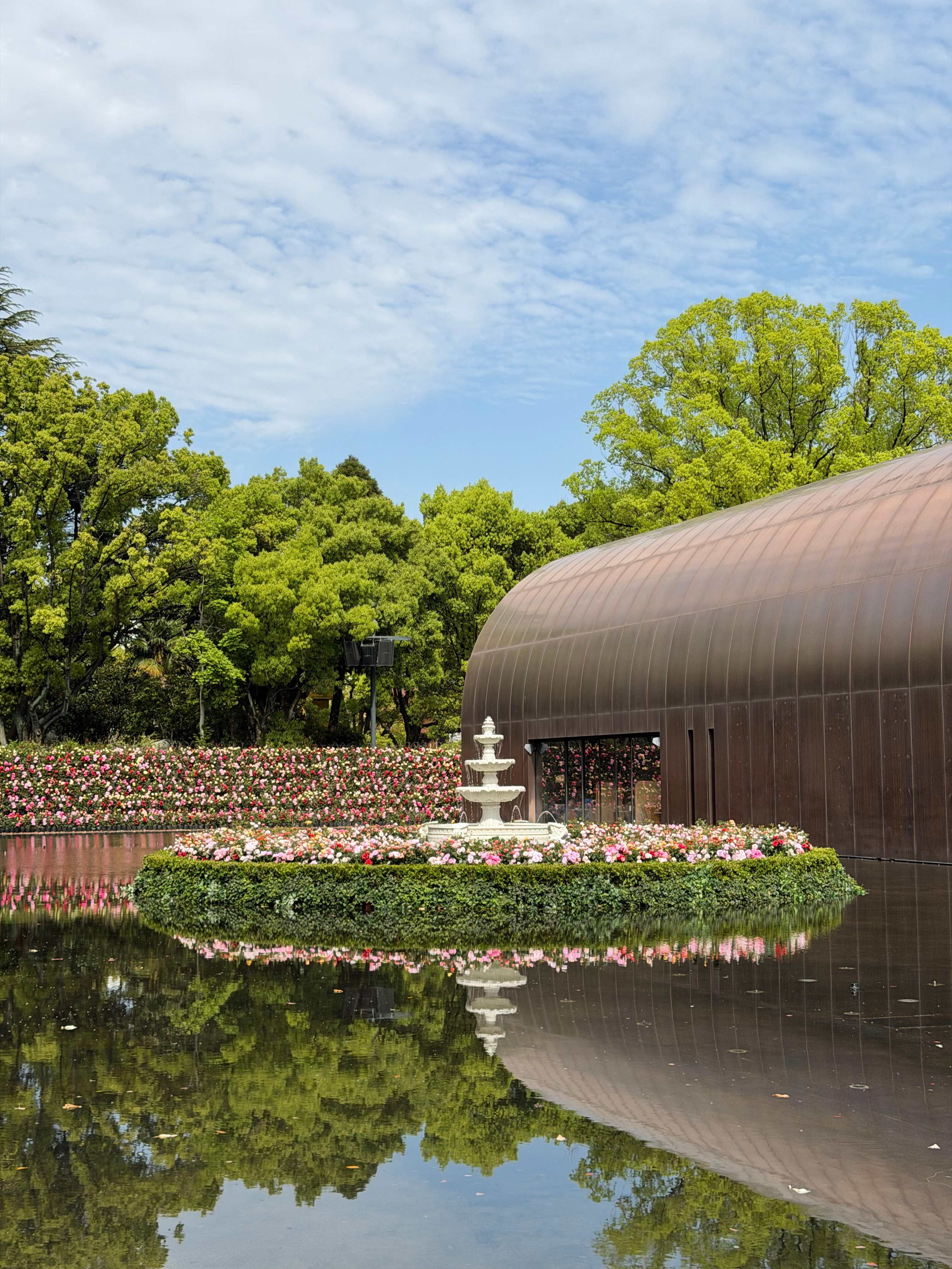 在上海和表姐约饭约到了一个完全没逛过的社区，好好逛！好像也是在一个工业园区旧址上