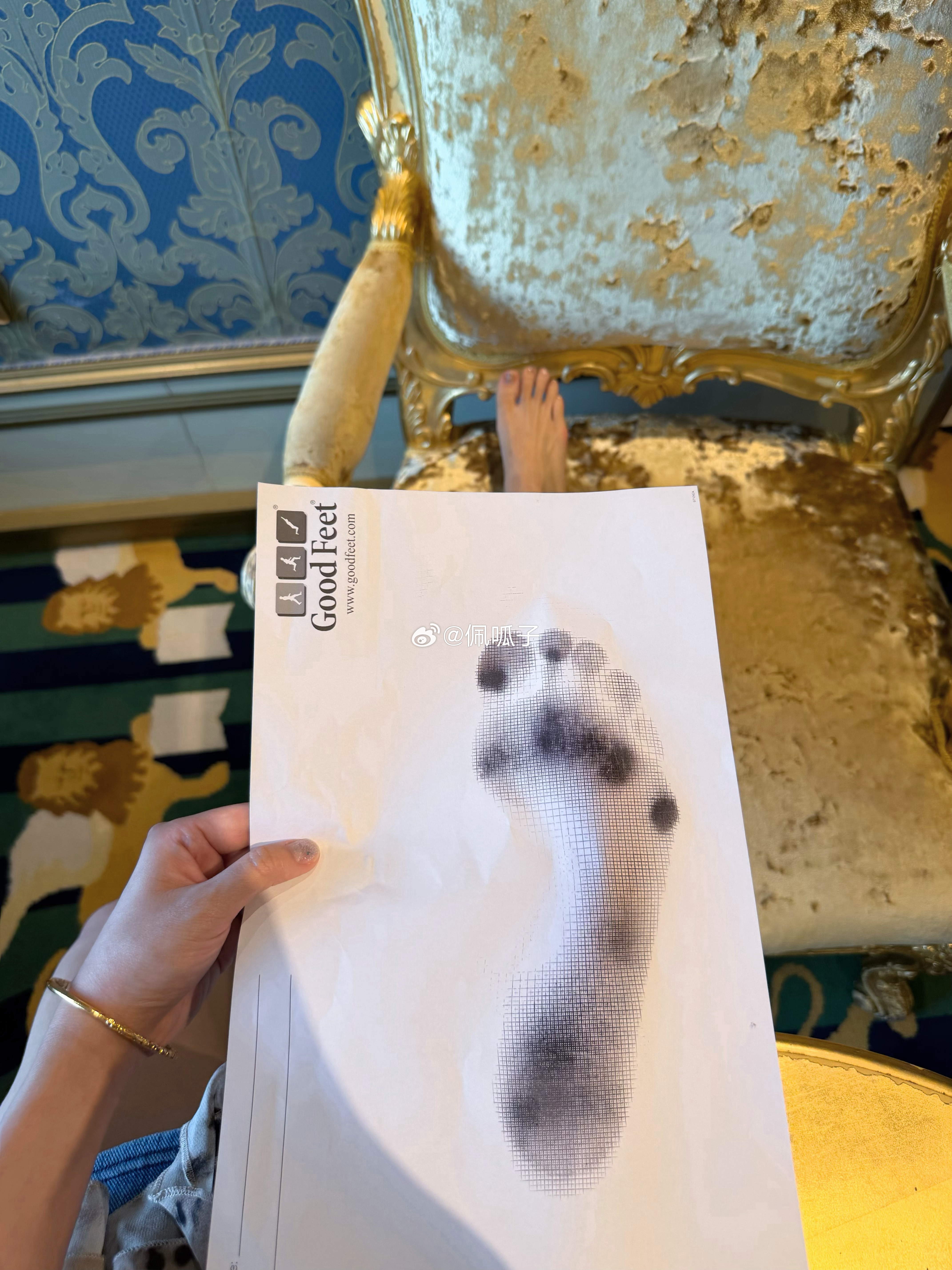 我最近在听同手同脚这首歌这首歌他讲的是血缘关系但每次我想到这个歌名的时候我就会想