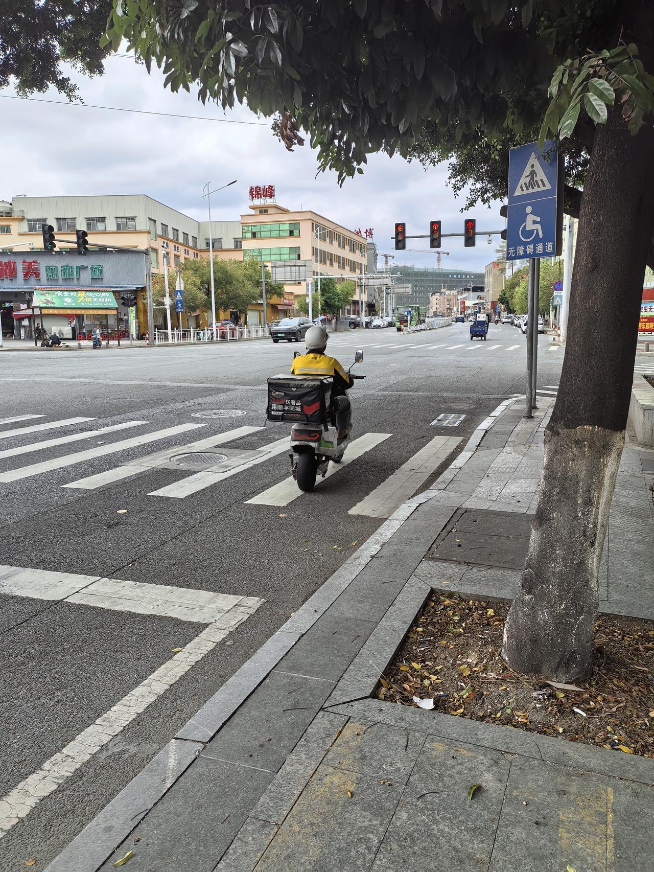 在公园闲逛，小象超市地推人员推广说，手机下载个软件，注册后下首单有大优惠，我委婉