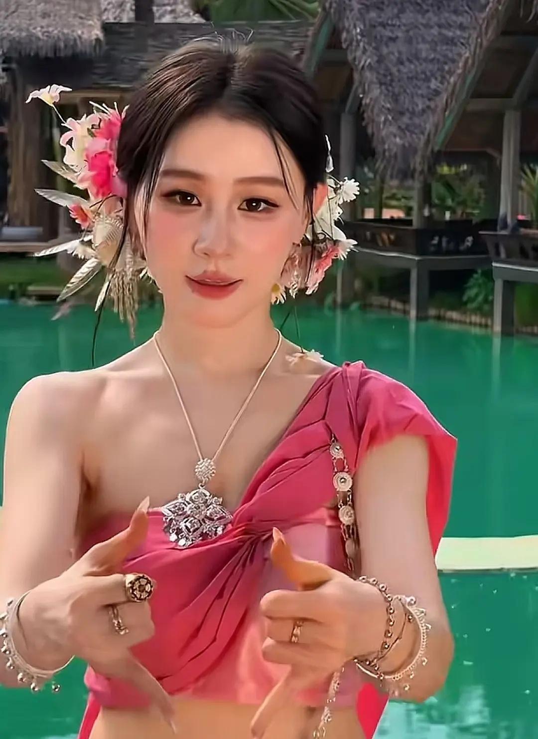 真的瘦好多，看脸还是能认出来。 