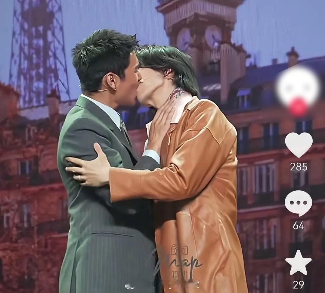 泰国的男男CP在舞台上拥吻，他泰在麦麸这方面还是太卷了