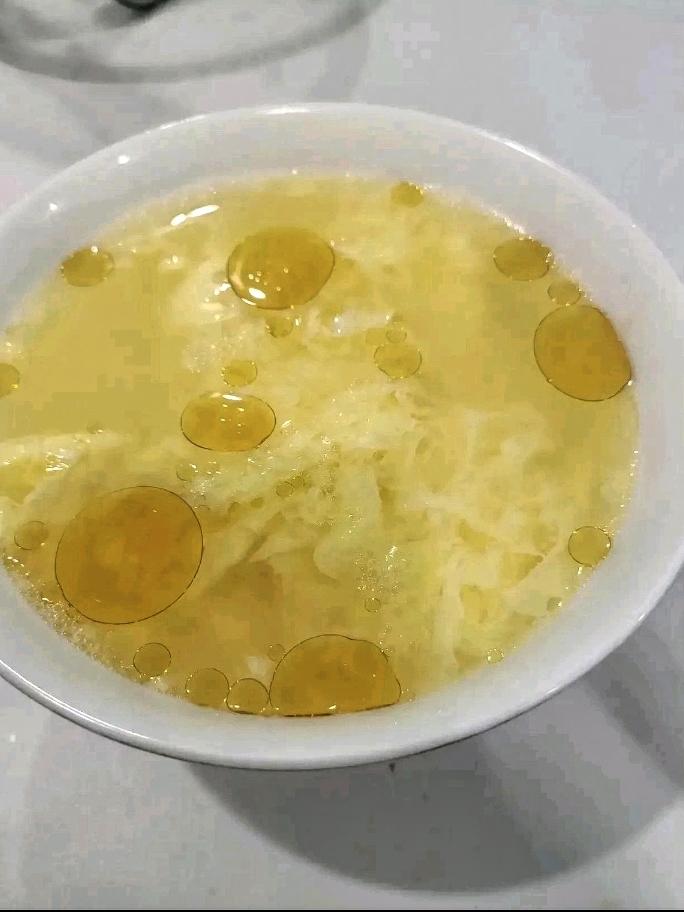小鸡蛋，大作用，一碗鸡蛋茶的功效。
孩子爸爸年轻时，经常流鼻血，邻居大娘给说了一