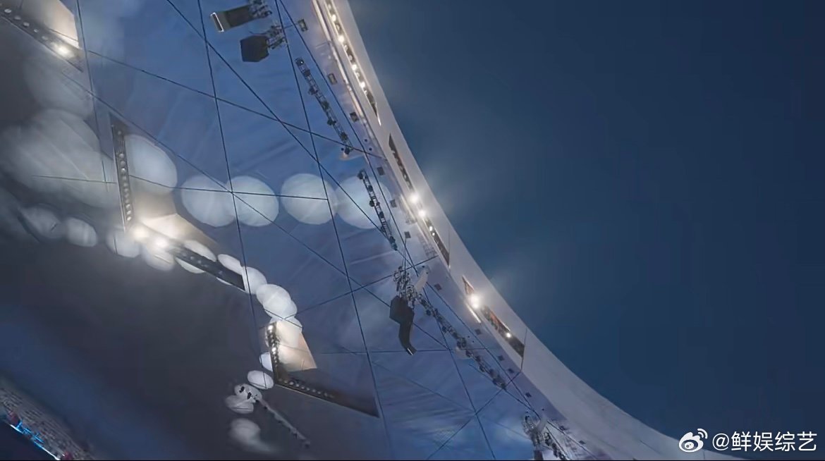 张杰演唱会有自己的超级碗张杰不断升级舞台配置，360°全景舞美搭配硬核科技，给观