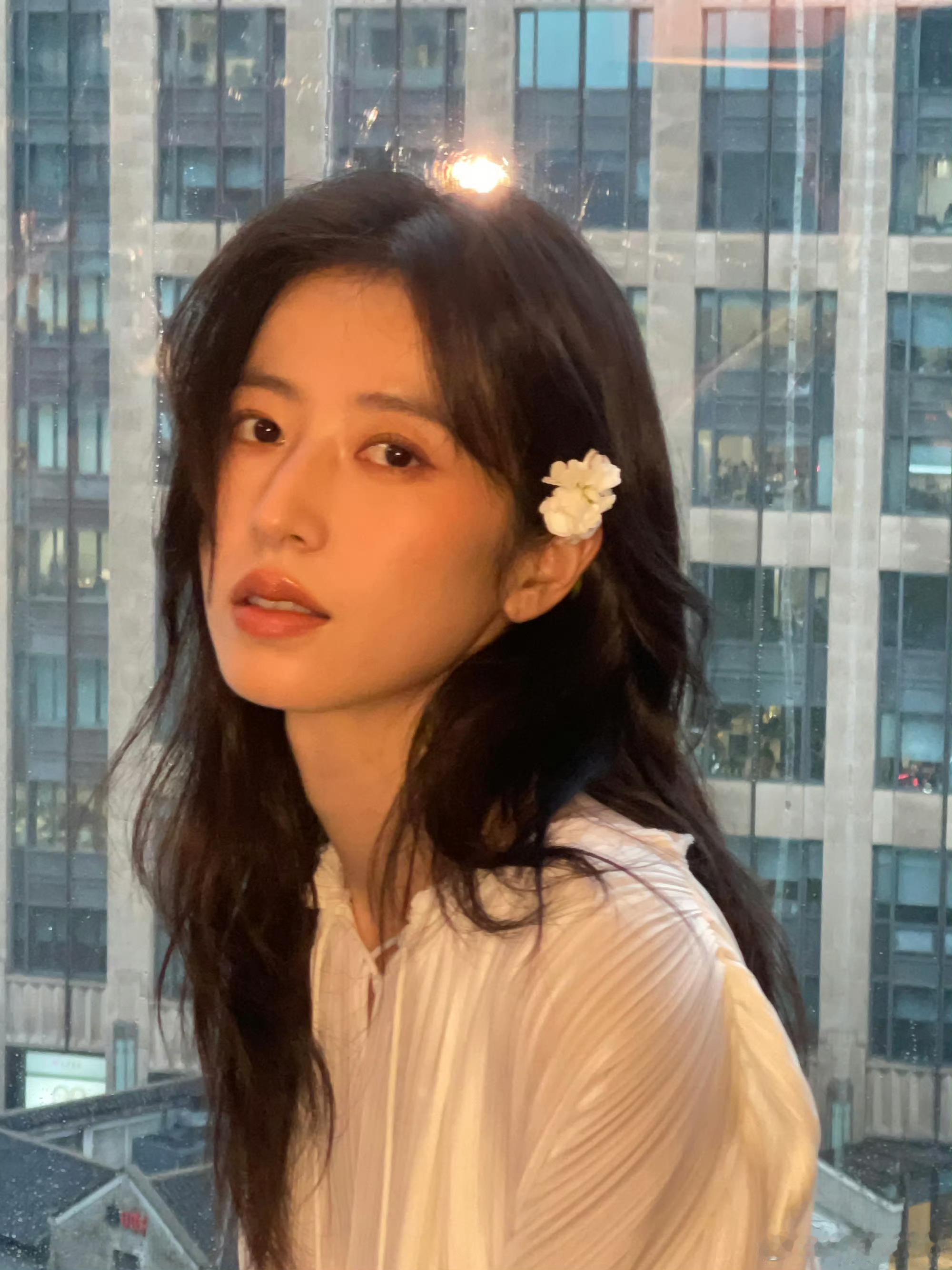 #周雨彤长发戴花照##周雨彤慵懒卷发#被周雨彤长发戴花照美到了，下雨的春天的窗边