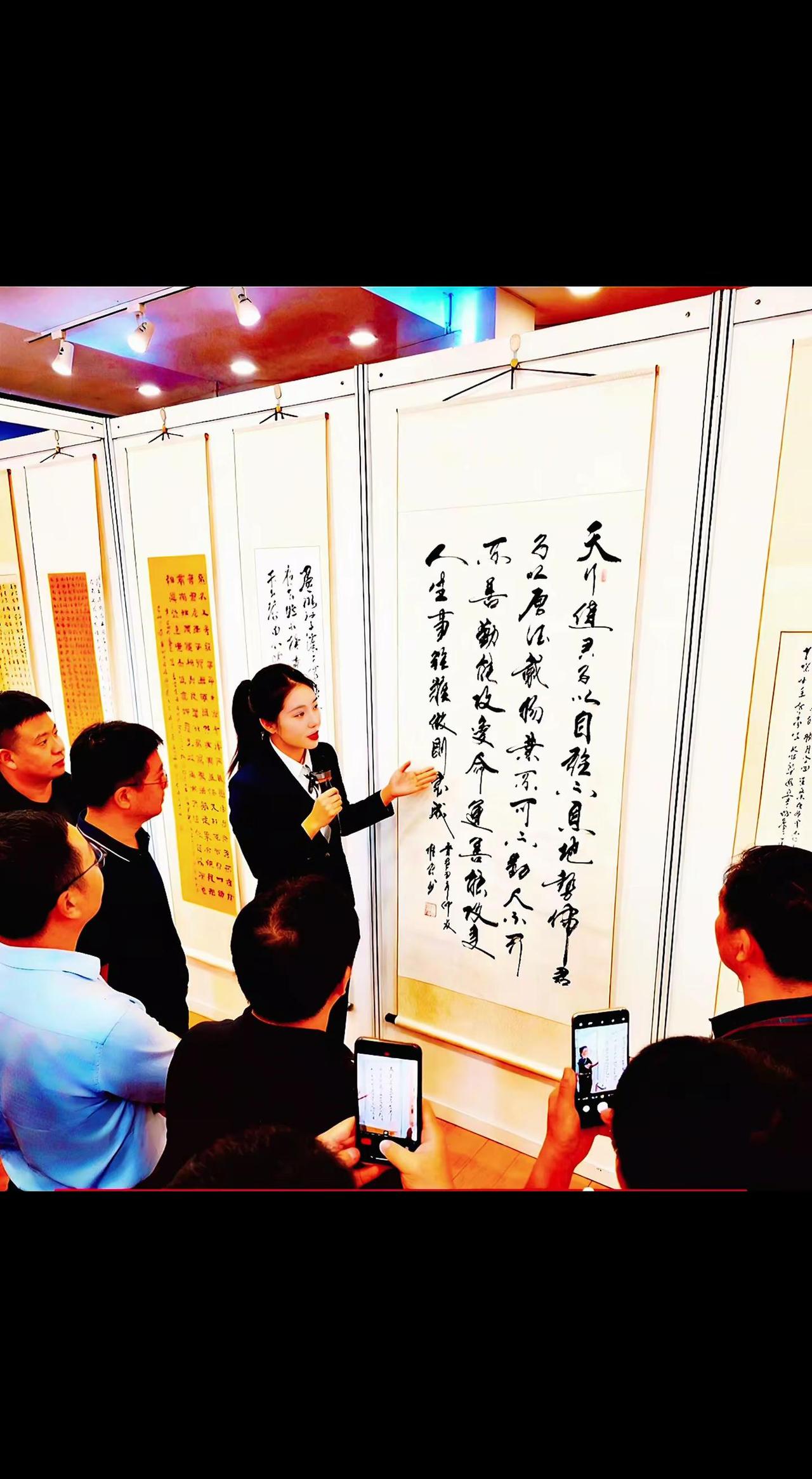 书法是文化自信重要来源 书法展示现场 书法艺术交流 以书会友 书法
