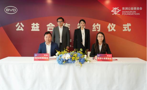 签下曼城国米大巴黎之后，比亚迪把目光投向了县域中学的足球场
海外赞助顶级豪门，国