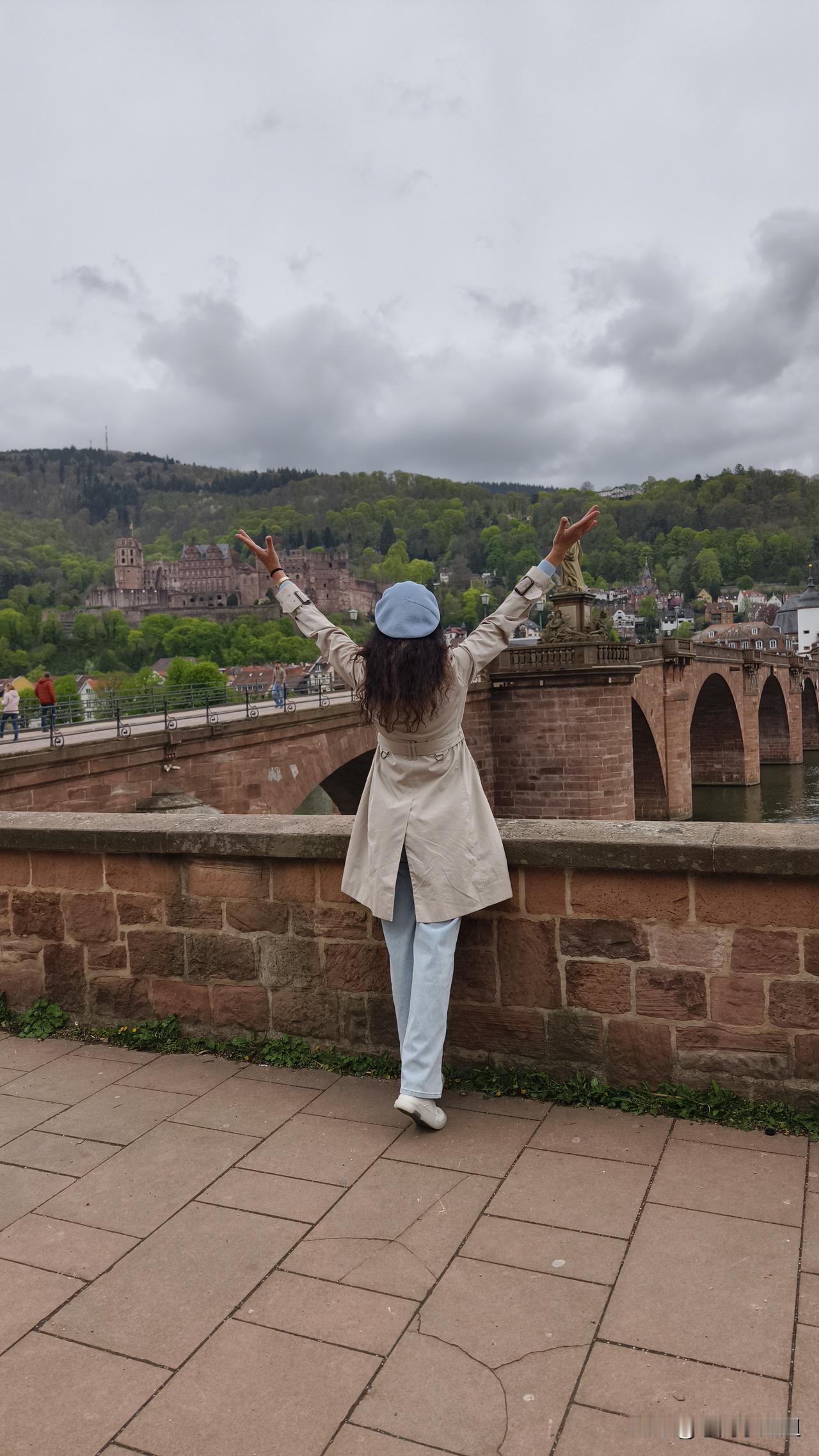 昨天船到海德堡上午下船游玩，中午返回船上吃午餐，也可以不回船继续在街里玩，下午四