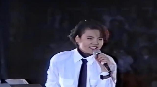 1999年，28岁的谢津洗完澡后，从23层高楼一跃而下，临终时，她说对母亲说：“