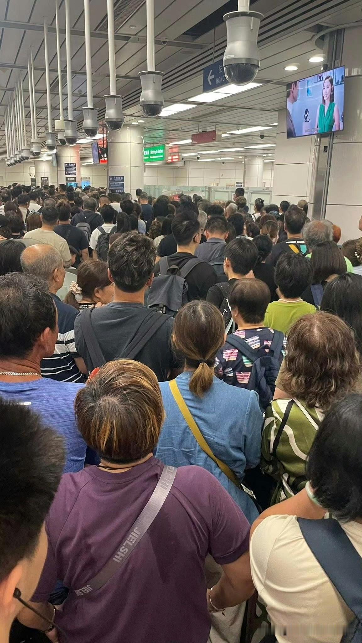 昨天佛诞假期最后一天，大批香港游客返程回港，各大口岸出现拥堵。