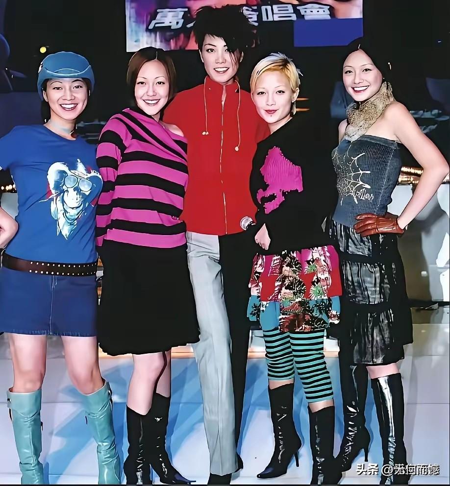 平时看王菲的身材不是很高，但是站在这些女子中间的时候，她明显要比别人高出一大截，