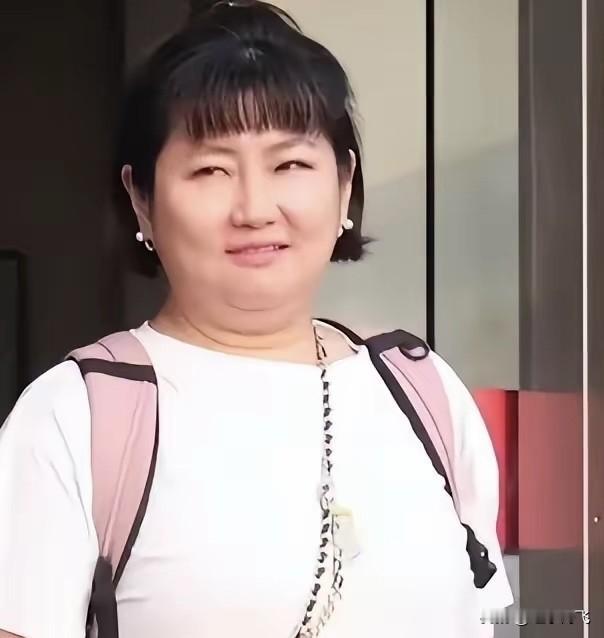 当年是多少少年心中的“女神”，现在再看看已经成为了“大妈”了。
我们失去了青春，