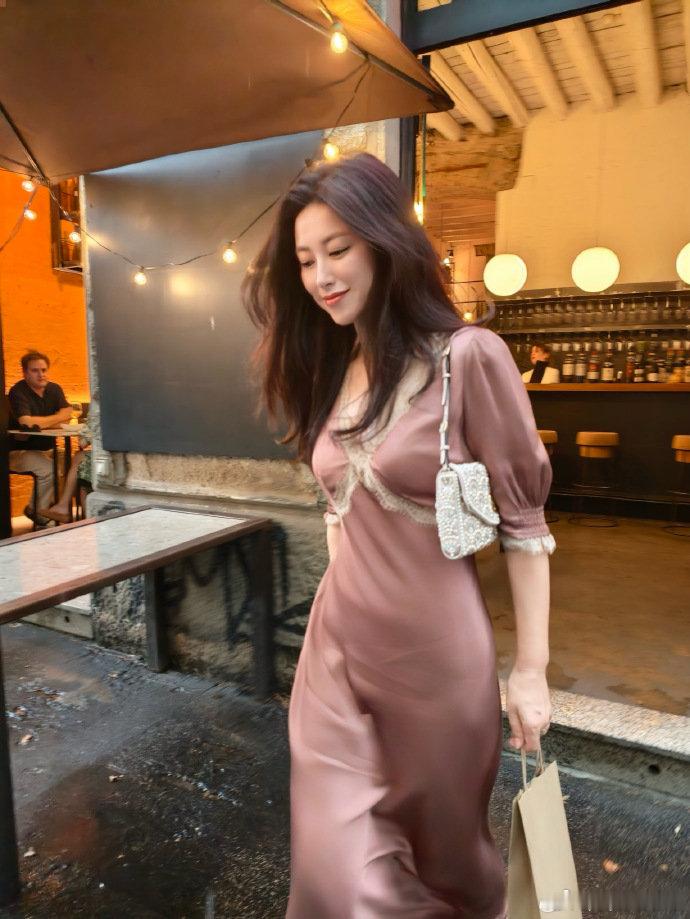朱珠永远在减肥中本来以为女明星对体重的要求会极端苛刻，结果朱珠166/108的真